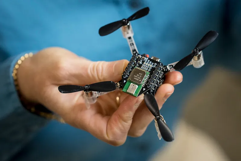 El proyecto OFFSET de la Universidad Estatal de Oregón, en colaboración con DARPA, está impulsando avances significativos en el pilotaje de enjambres de drones. A través de su innovadora interfaz I3, un solo operador puede supervisar más de 100 drones simultáneamente. Para obtener más detalles sobre este emocionante proyecto y otros avances en tecnología de drones, te recomiendo explorar el sitio web de OSU, la página de DARPA, revistas científicas y medios especializados en tecnología y defensa."